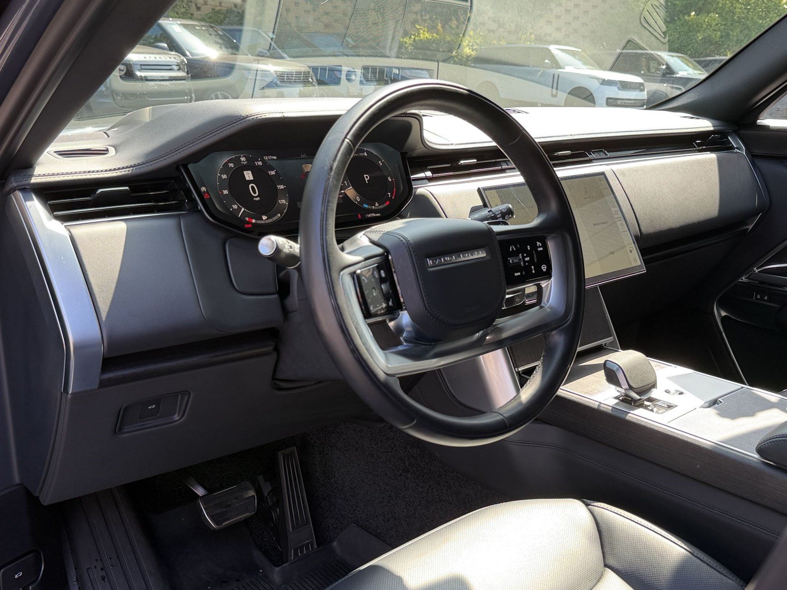 Used 2025 Land Rover Range Rover Long Wheelbase SE AWD/4WD image 4