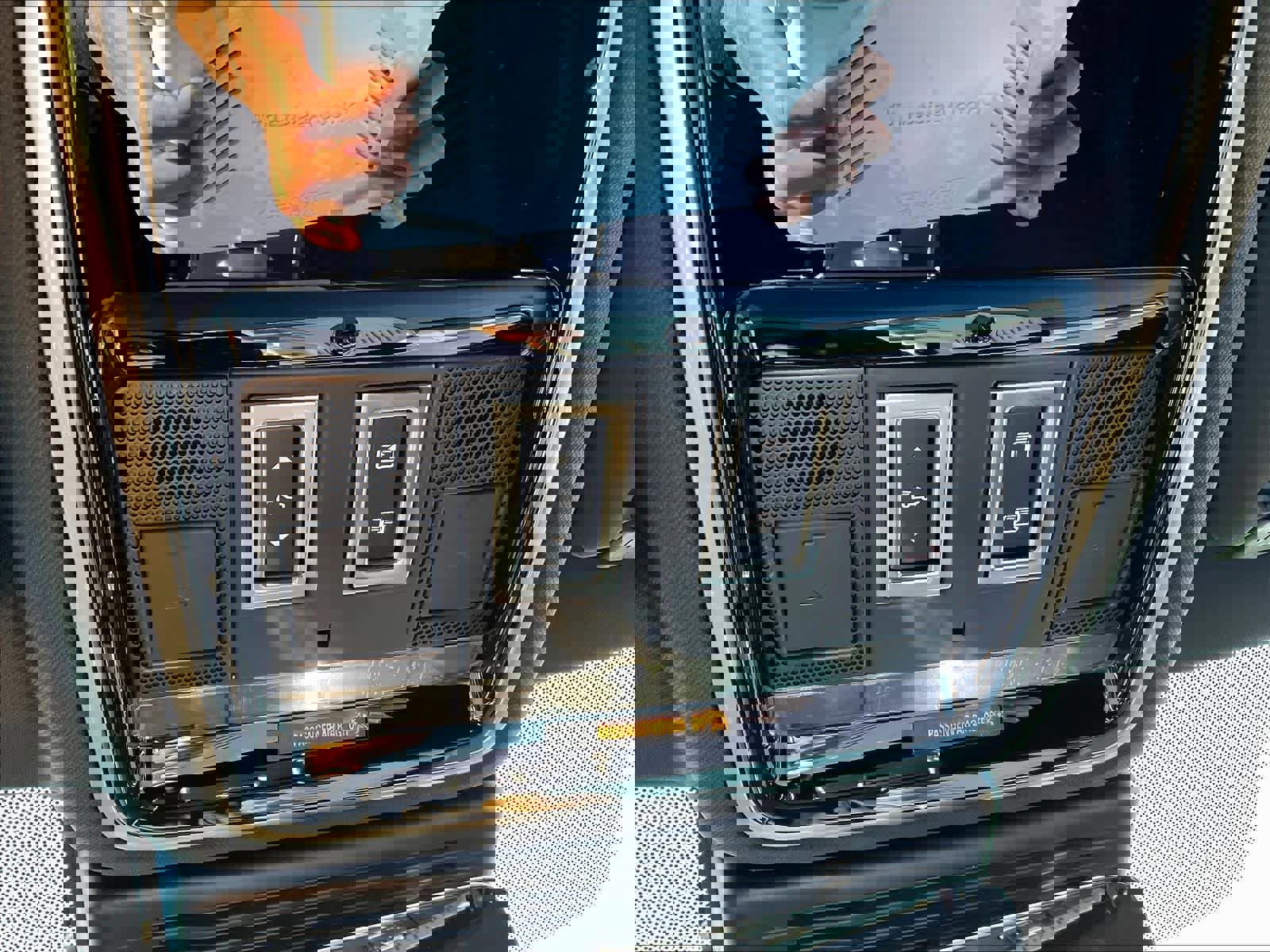 New 2025 Land Rover Range Rover Velar Dynamic SE AWD/4WD image 23