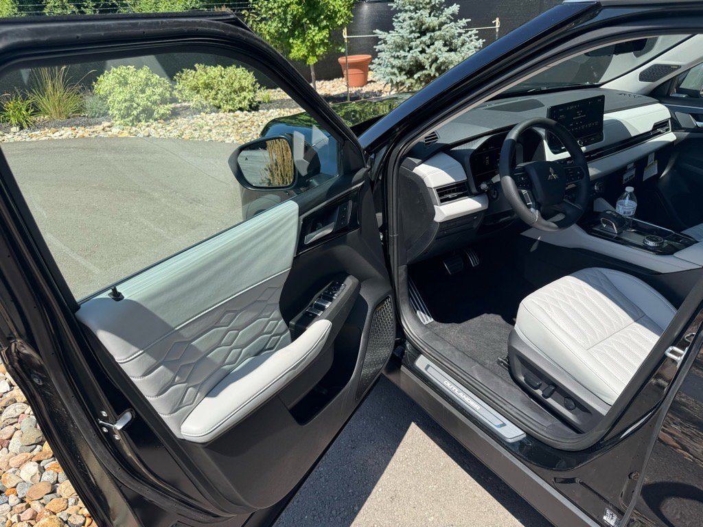 Used 2025 Mitsubishi Outlander AWD image 23