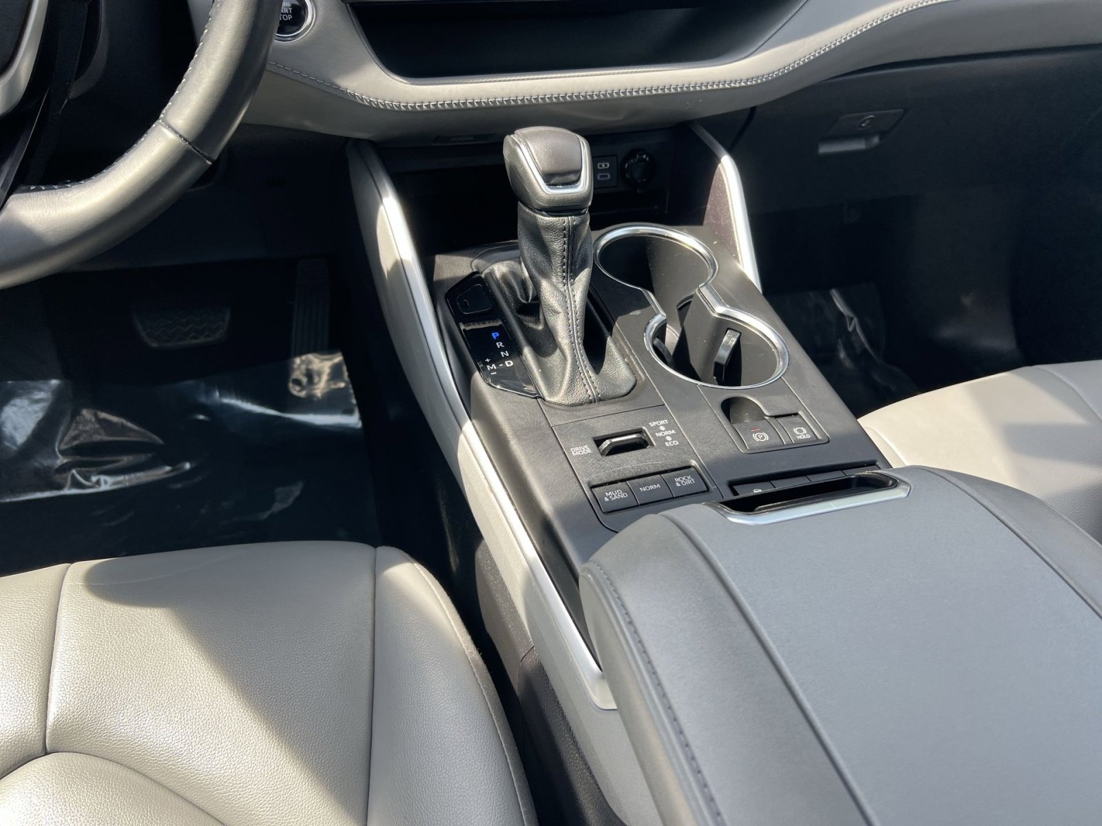 Used 2022 Toyota Highlander XLE AWD/4WD image 30