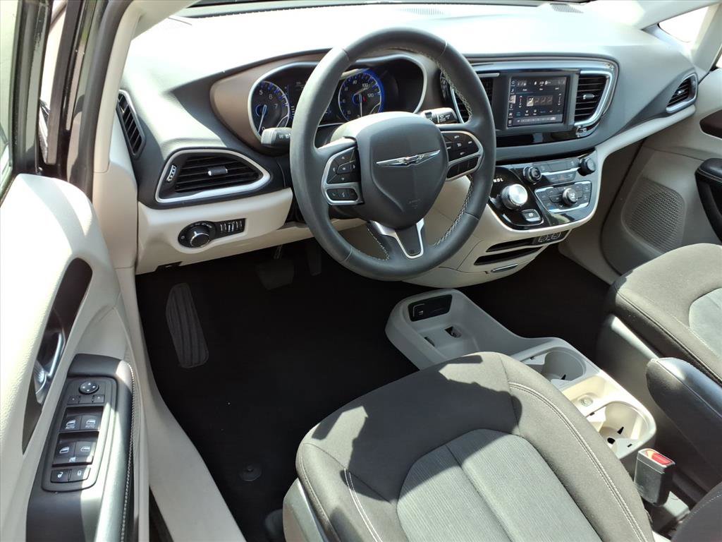 Used 2023 Chrysler Voyager LX image 19