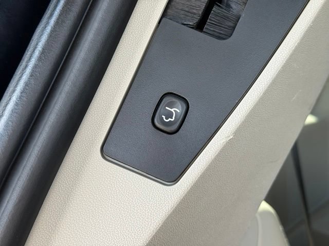 Certified 2016 Chrysler Town & Country Touring FWD image 29