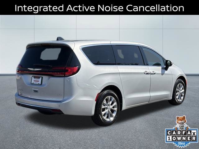 Used 2023 Chrysler Pacifica Touring-L AWD/4WD image 3