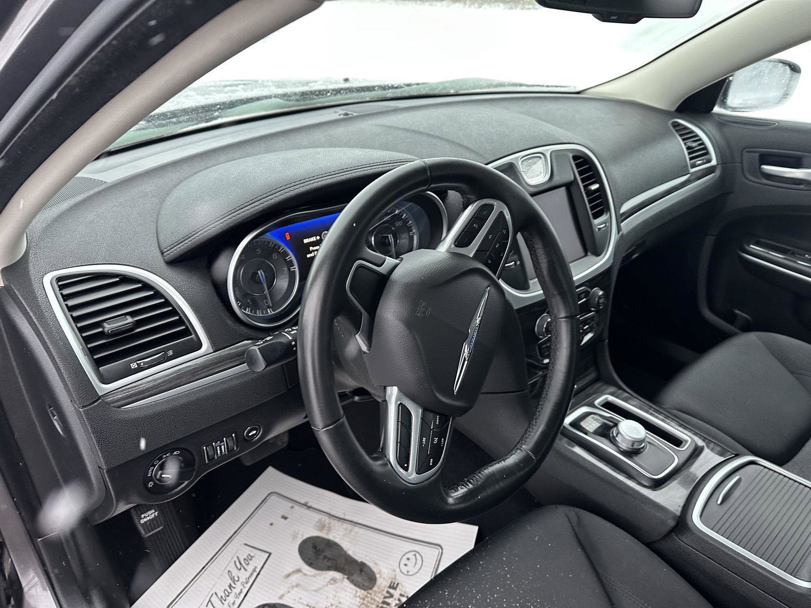 Used 2022 Chrysler 300 Touring image 11