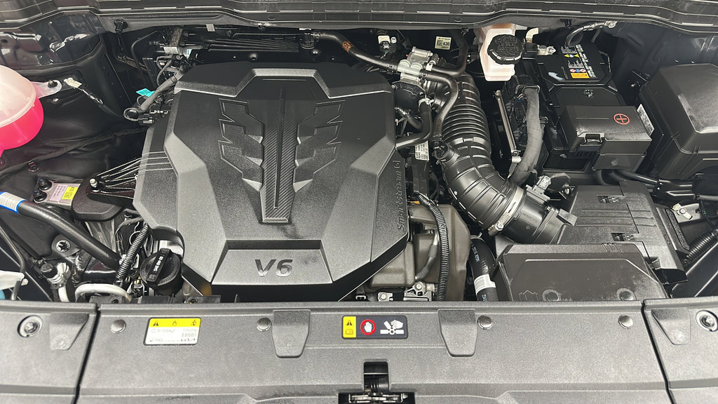 Used 2025 Kia Carnival FWD image 23