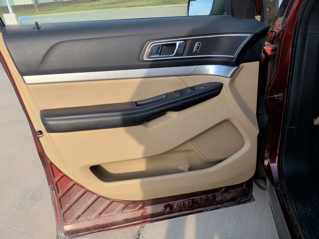 Used 2016 Ford Explorer XLT w/ Equipment Group 202A image 8
