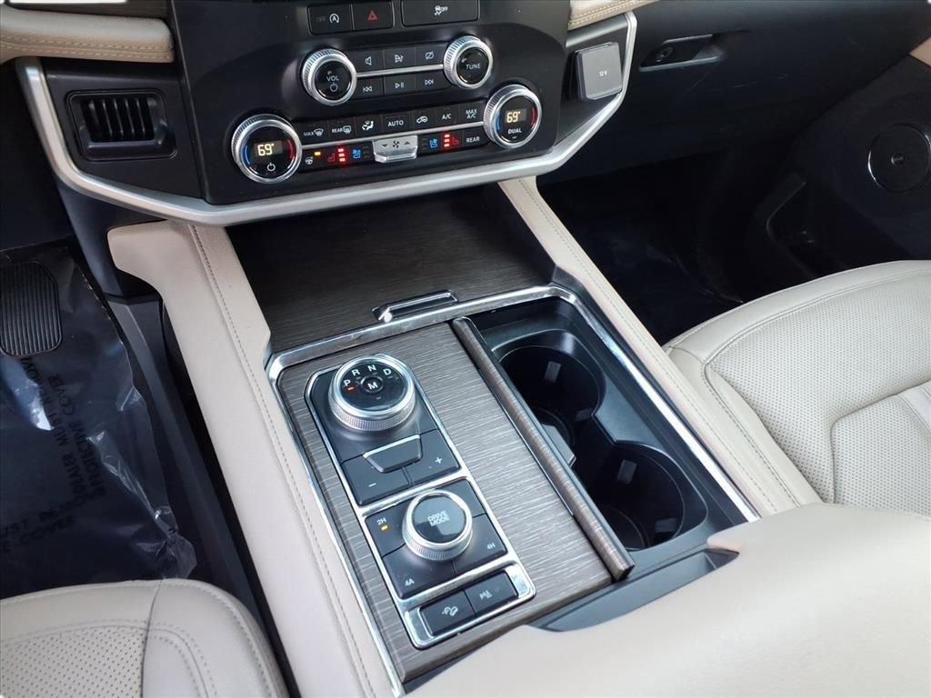 Used 2024 Ford Expedition Limited image 25