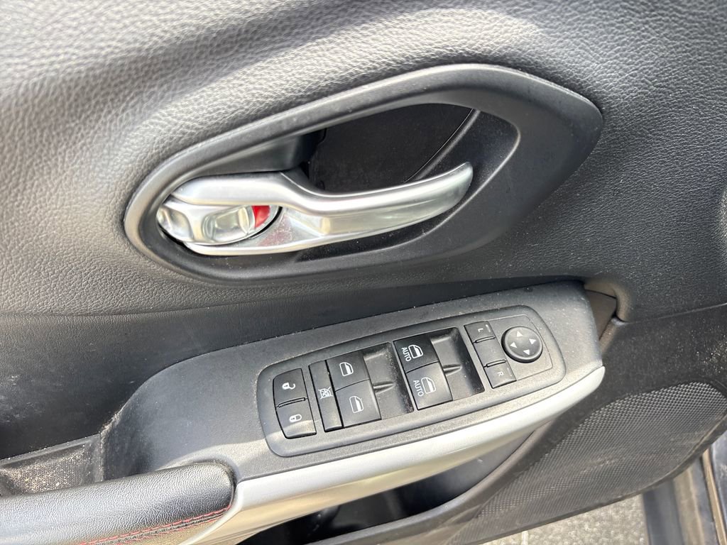 Used 2017 Jeep Cherokee Trailhawk w/ Comfort/Convenience Group image 16