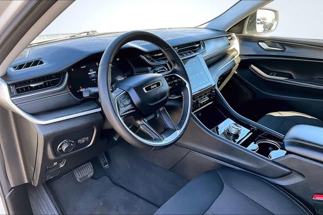 Used 2023 Jeep Grand Cherokee Laredo w/ Luxury Tech Group I AWD/4WD image 16