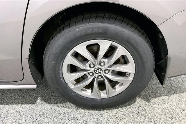 Used 2022 Toyota Sienna LE FWD image 40