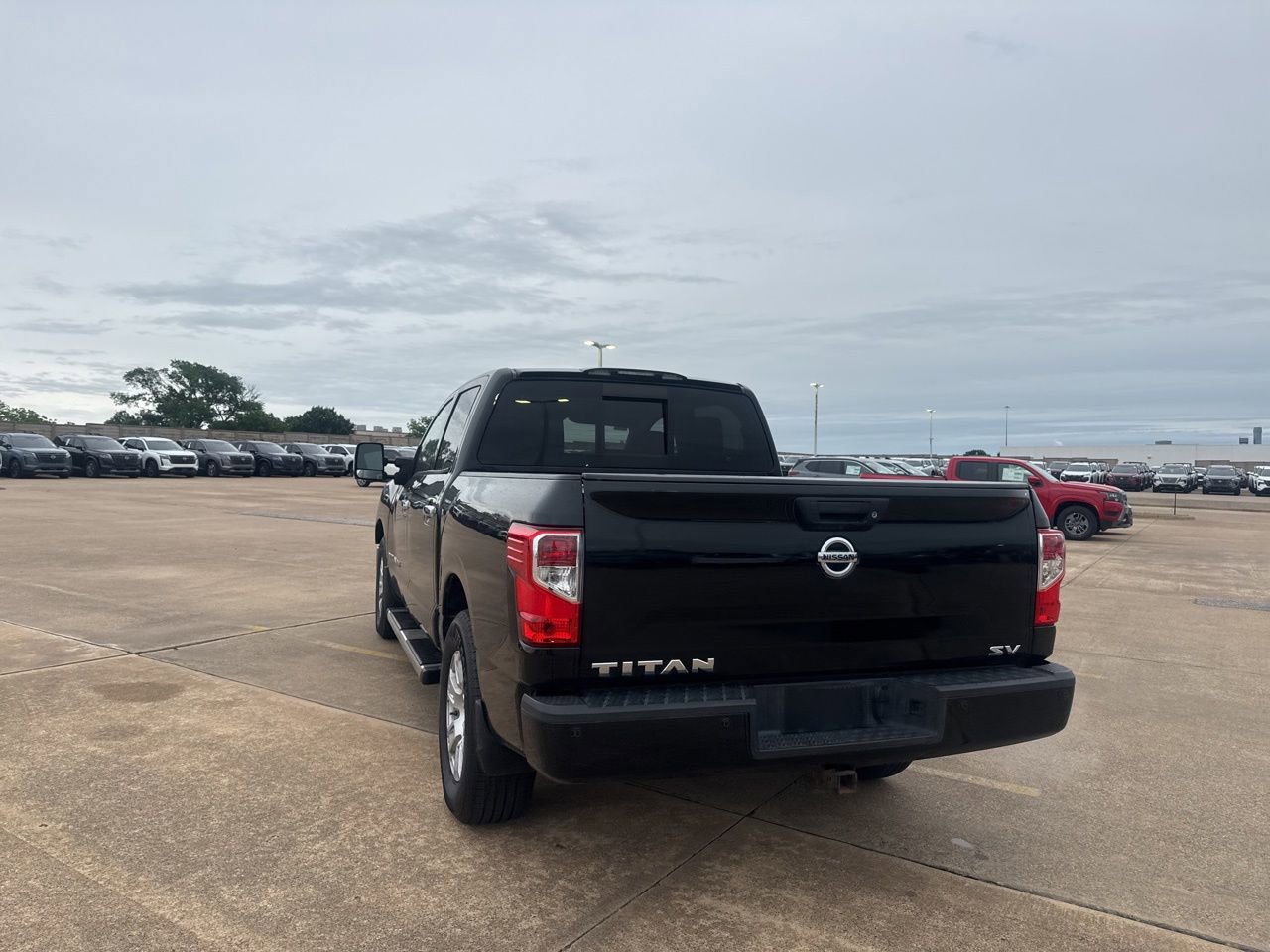 Used 2018 Nissan Titan SV w/ SV Convenience Package RWD image 19