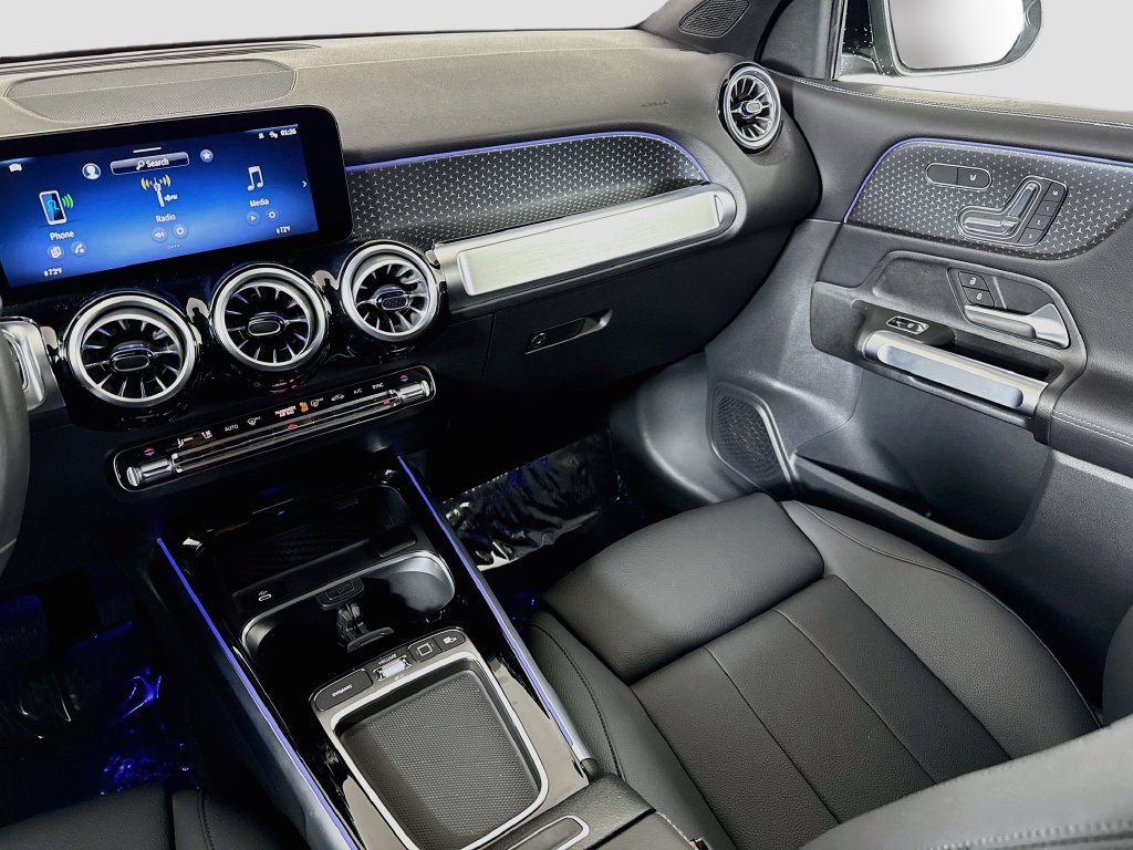 Used 2025 Mercedes-Benz GLB 250 4MATIC w/ Winter Package image 22