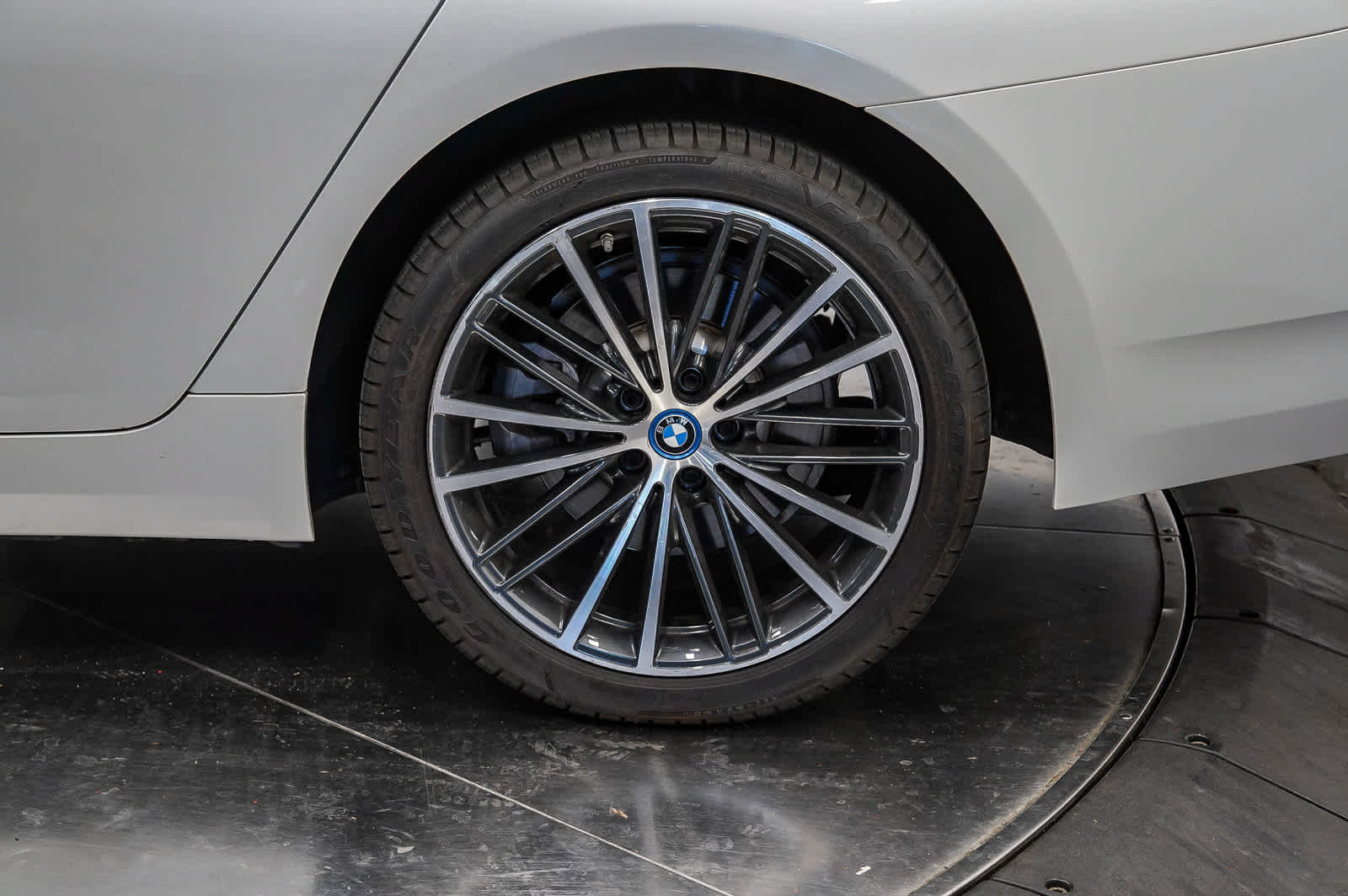Used 2023 BMW 530e w/ Convenience Package RWD image 10