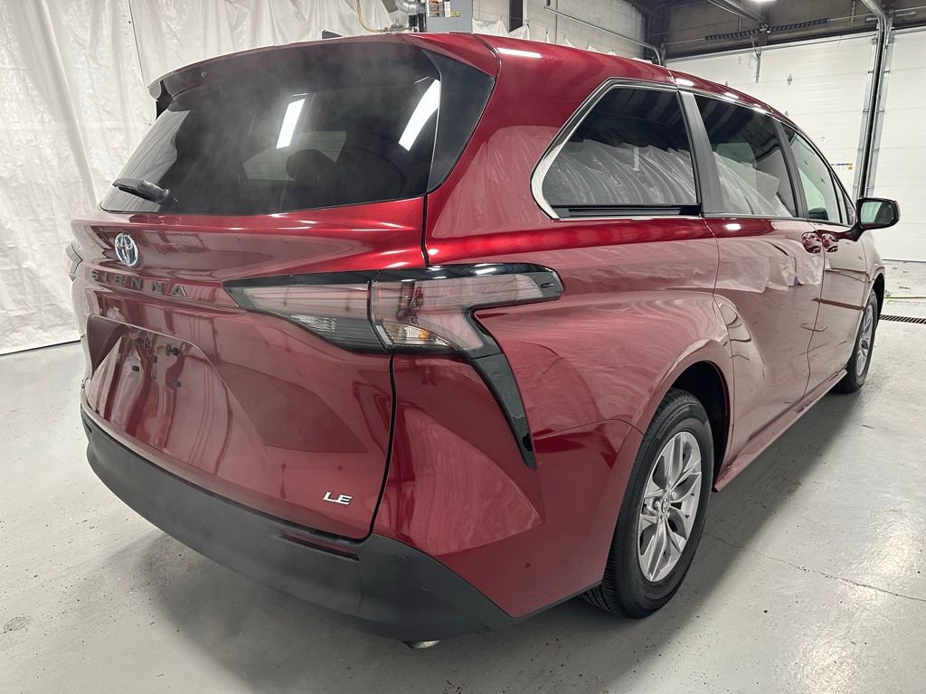 Used 2025 Toyota Sienna LE image 6