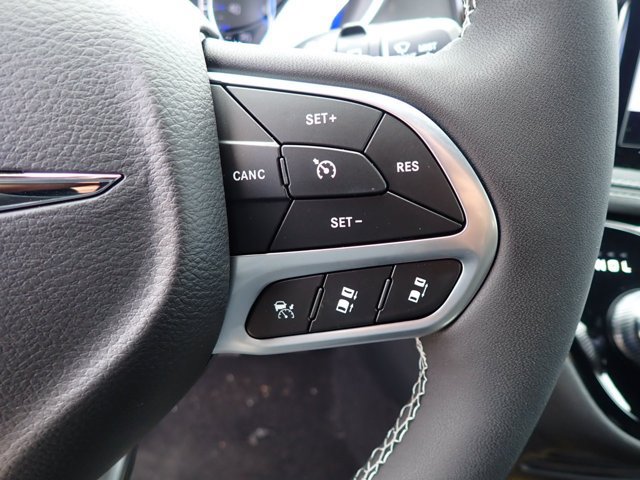 New 2025 Chrysler Pacifica Select FWD image 18