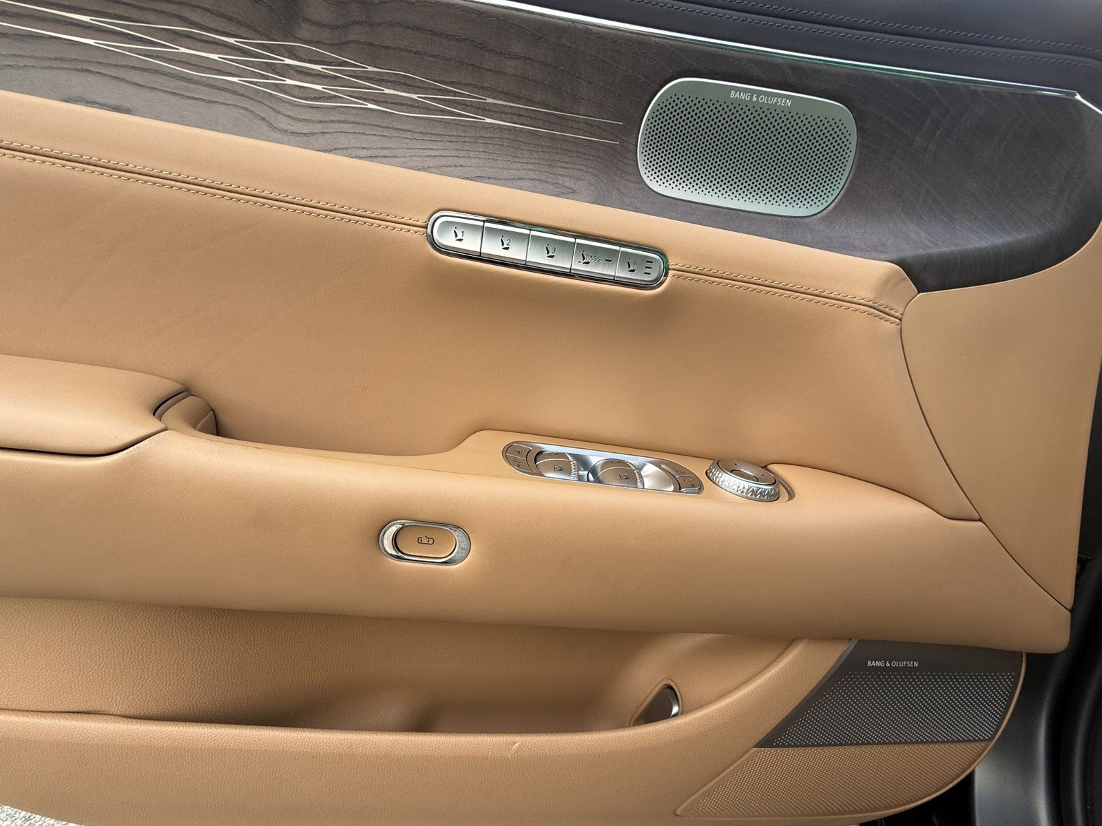 Used 2023 Genesis G90 3.5T image 18