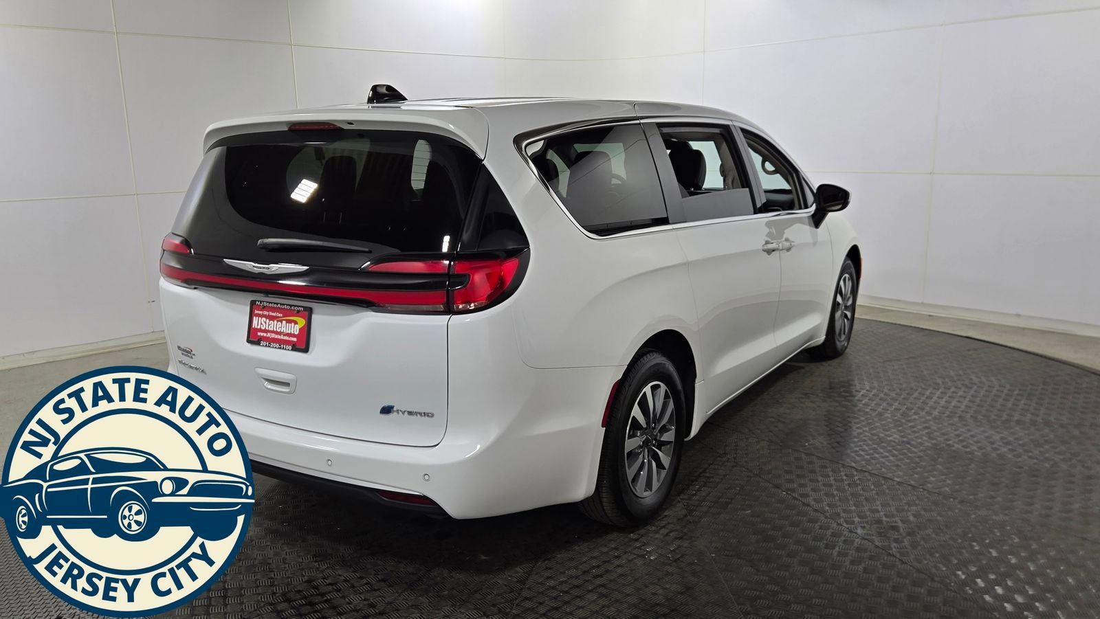 Used 2023 Chrysler Pacifica Touring-L FWD image 7