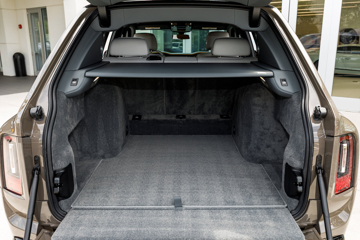 Certified 2025 Rolls-Royce Cullinan AWD/4WD image 40