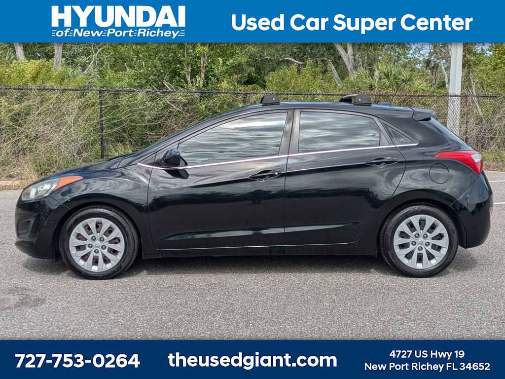 Used 2017 Hyundai Elantra GT image 2