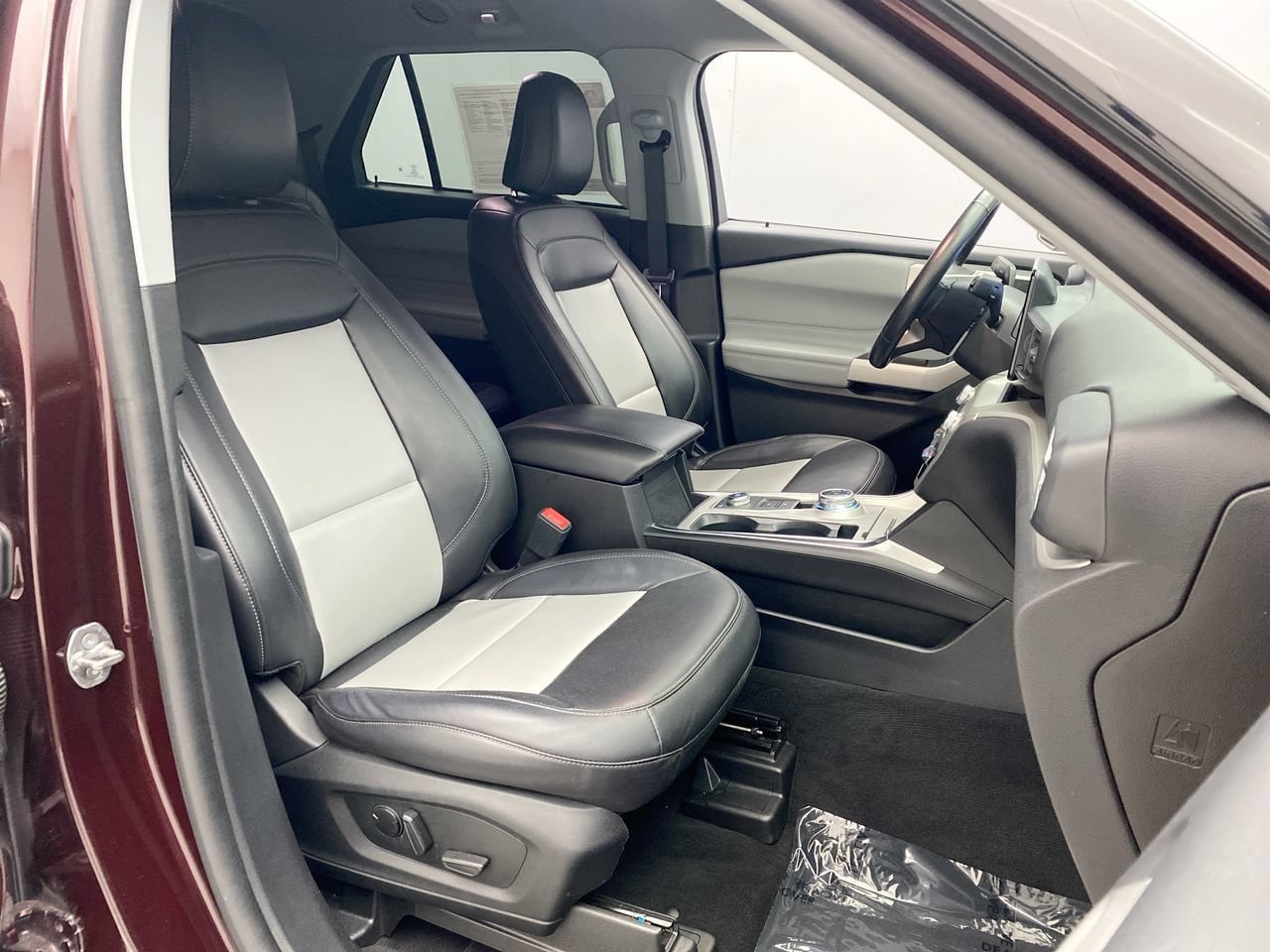 Used 2022 Ford Explorer XLT w/ Equipment Group 202A AWD/4WD image 22