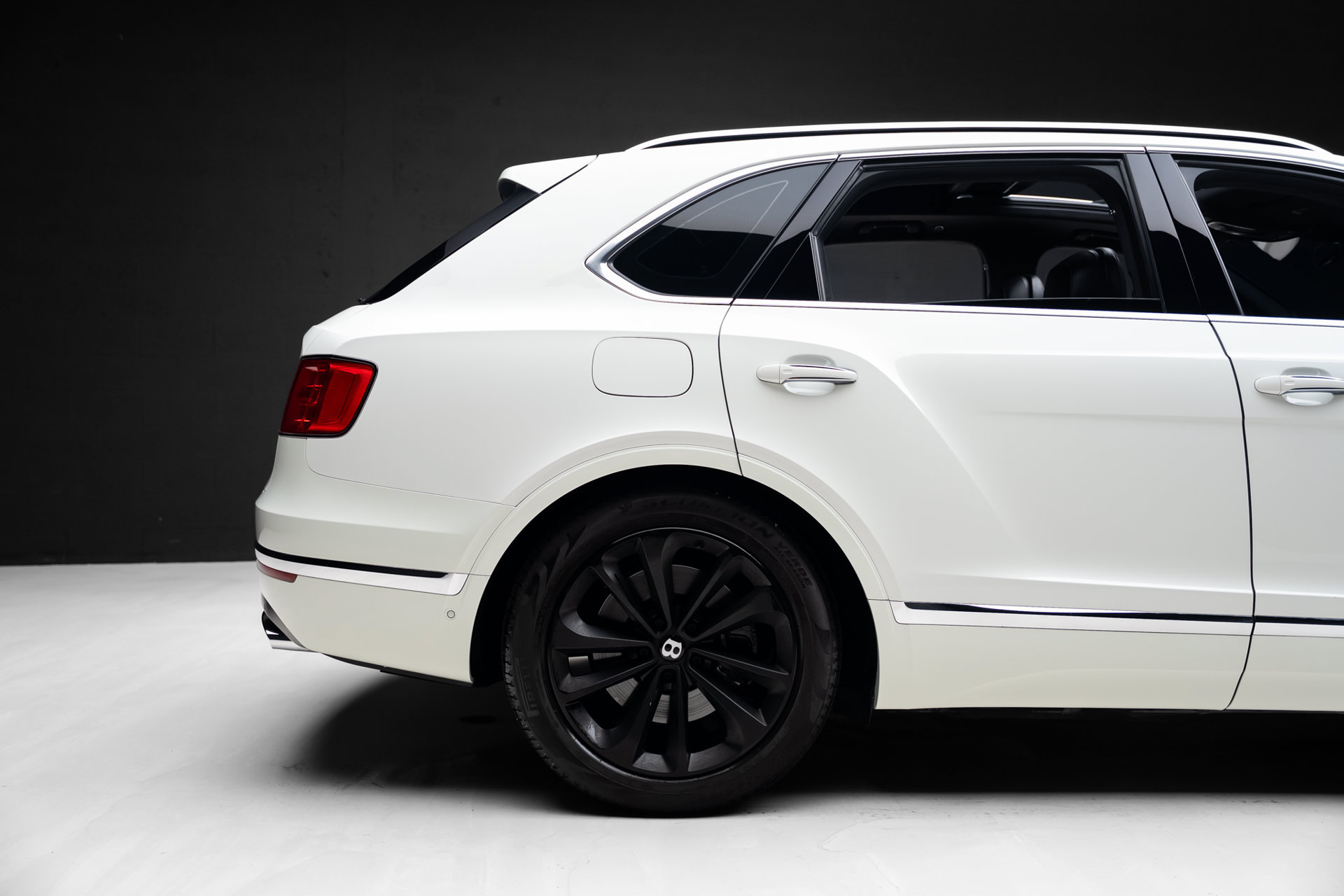 Used 2018 Bentley Bentayga AWD/4WD image 35