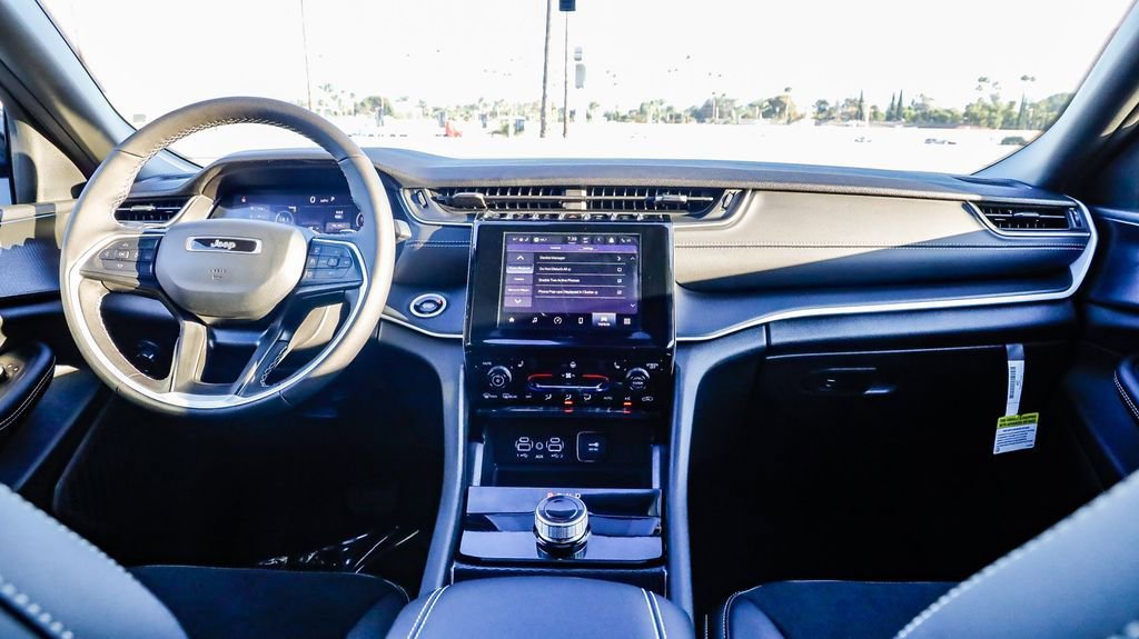 New 2025 Jeep Grand Cherokee L Altitude image 13