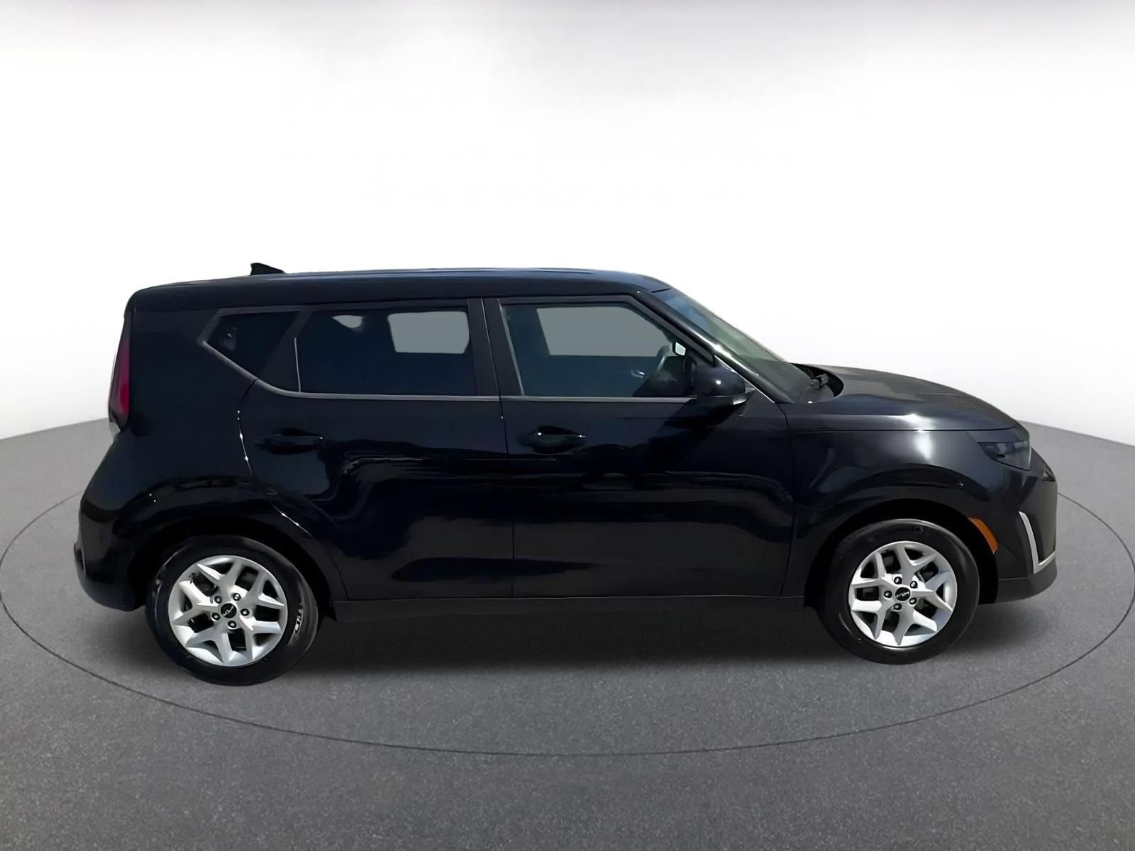 Used 2025 Kia Soul LX w/ LX Technology Package FWD image 15