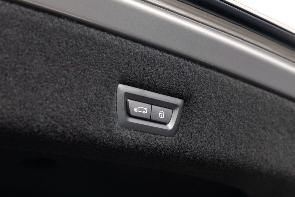 Used 2024 BMW 760i xDrive w/ Premium Package 2 image 9