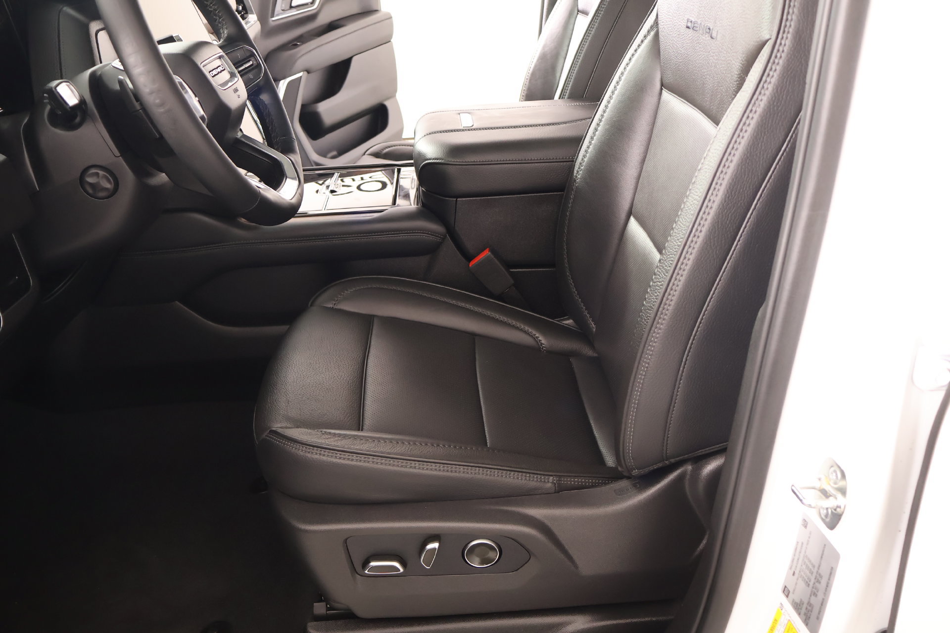 Used 2026 GMC Yukon Denali w/ Sun & Power Step Package AWD/4WD image 11