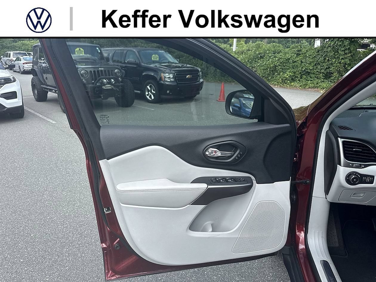 Used 2019 Jeep Cherokee Limited FWD image 14