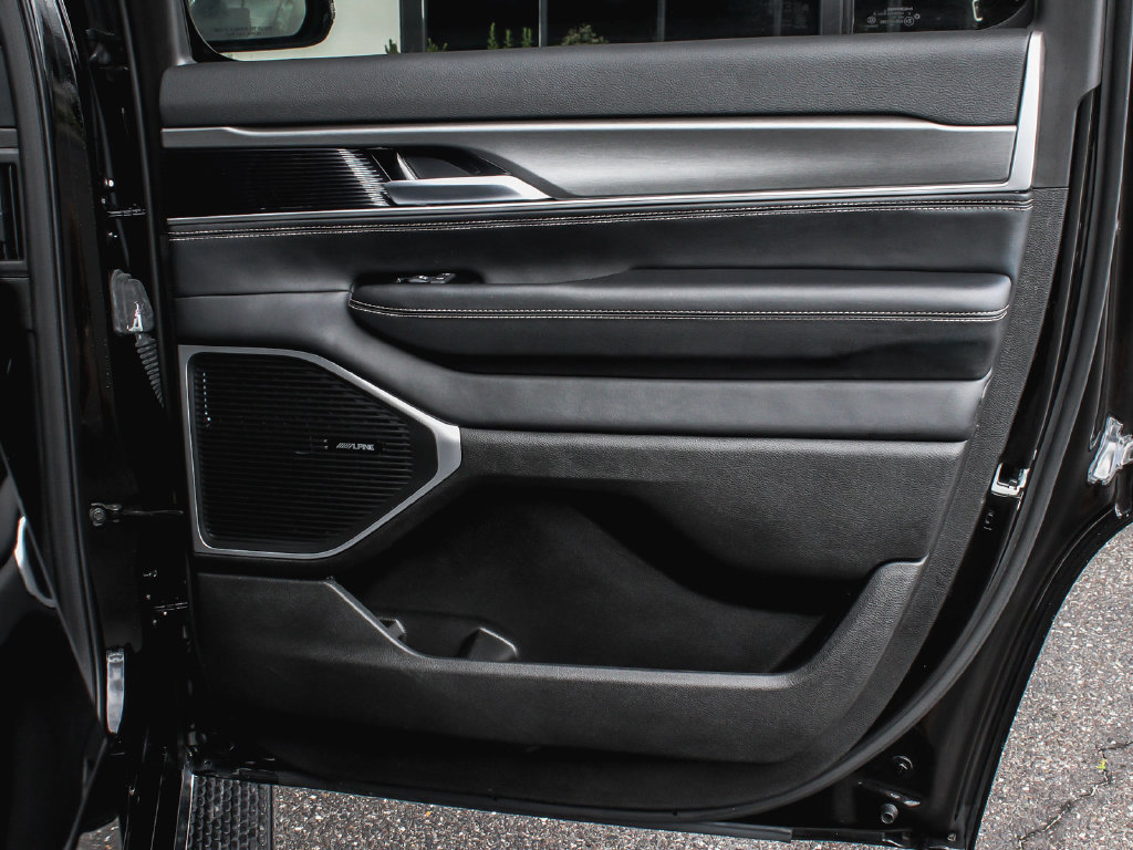 Used 2025 Jeep Wagoneer 4WD image 12