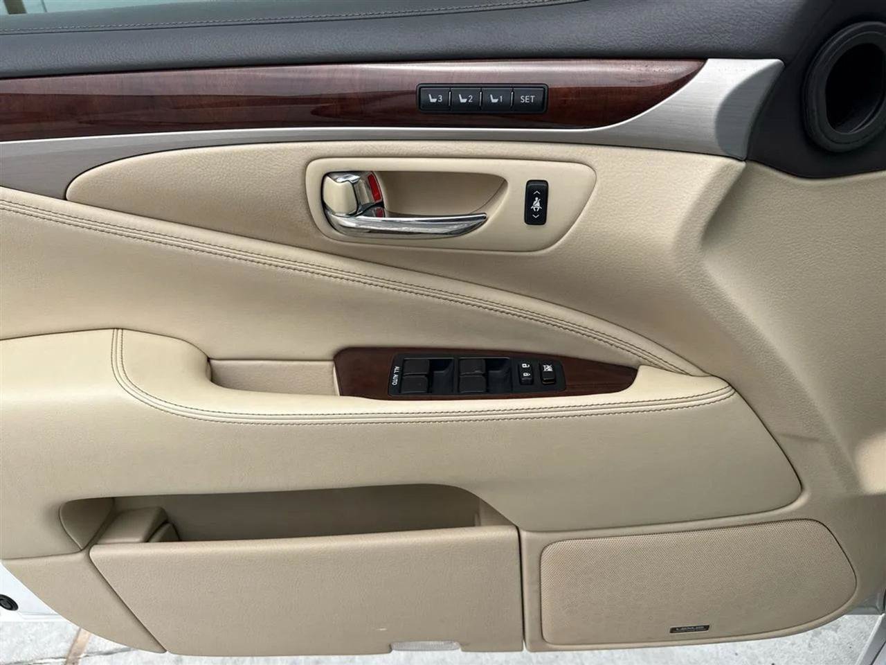 Used 2013 Lexus LS 460 w/ Comfort Pkg RWD image 30