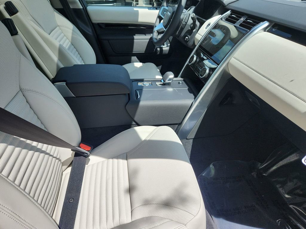 Used 2025 Land Rover Discovery S image 3