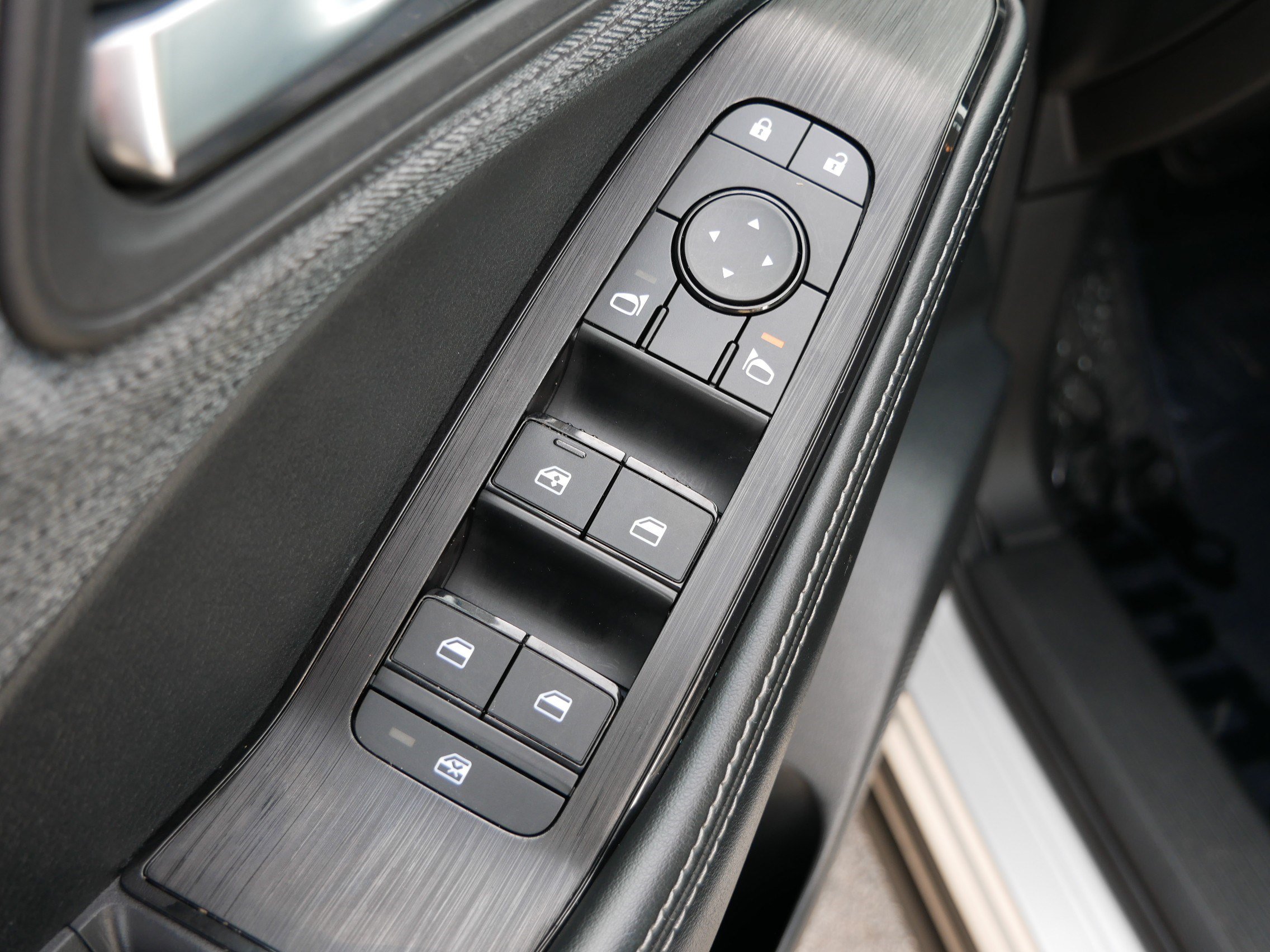 Used 2023 Nissan Rogue SV AWD/4WD image 19