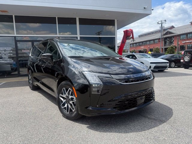 New 2027 Chrysler Pacifica Limited w/ Family Tech Group FWD image 2