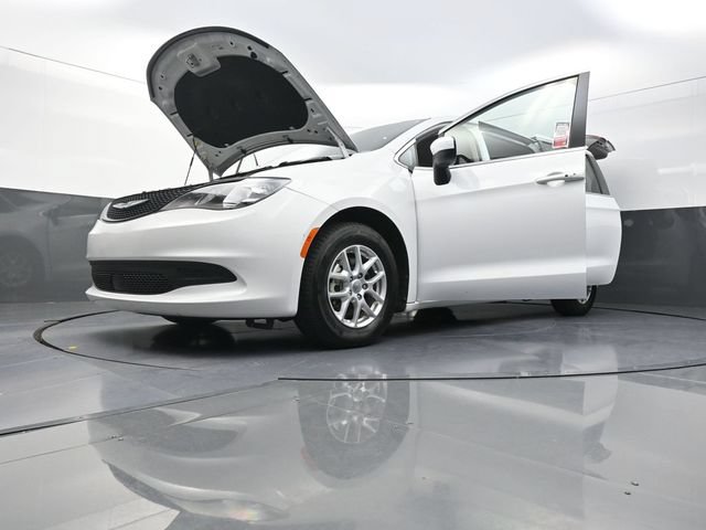 Used 2023 Chrysler Voyager LX FWD image 30