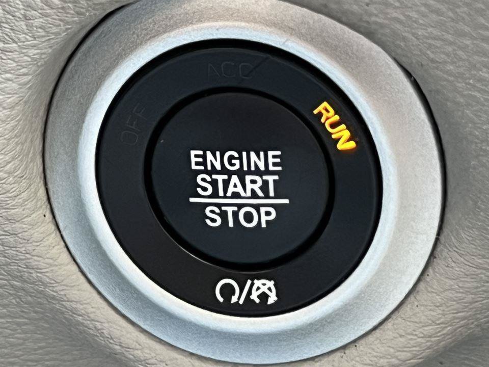 Used 2017 Chrysler Pacifica Limited w/ UConnect Theater Package FWD image 32