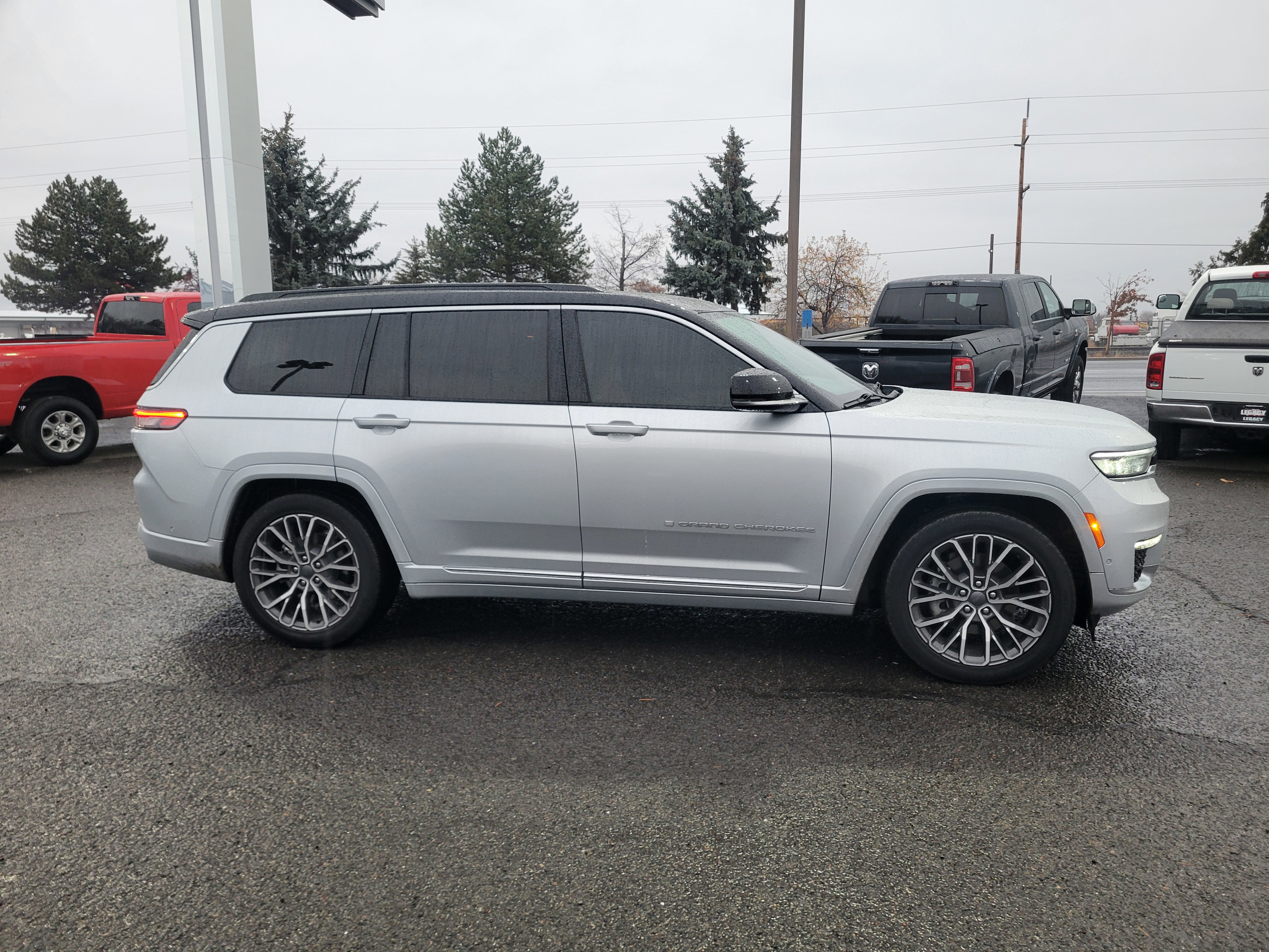 Used 2024 Jeep Grand Cherokee L Summit image 2