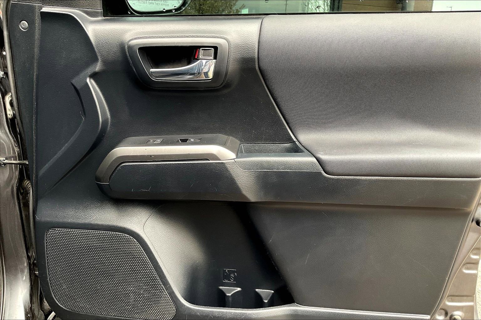 Used 2018 Toyota Tacoma TRD Off-Road w/ Technology Package AWD/4WD image 20