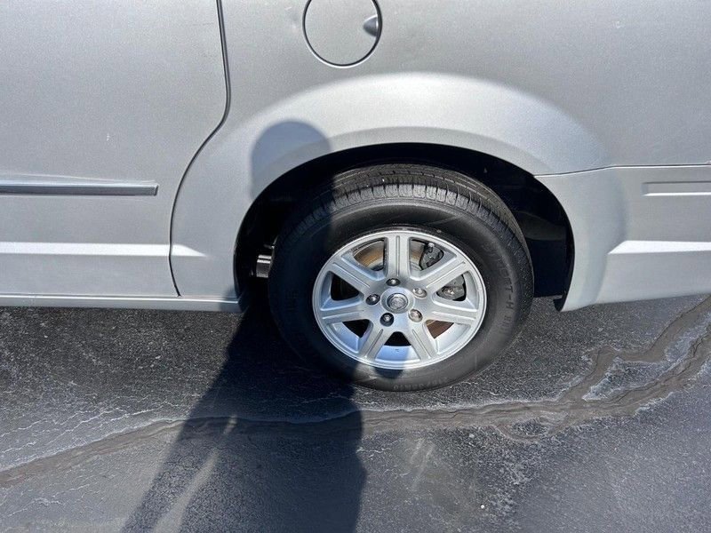 Used 2010 Chrysler Town & Country Touring image 7