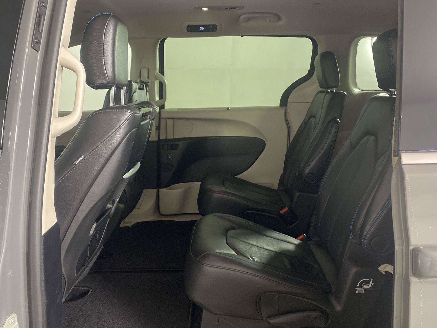 Used 2021 Chrysler Pacifica Touring-L w/ Uconnect Theater Family Group AWD/4WD image 24