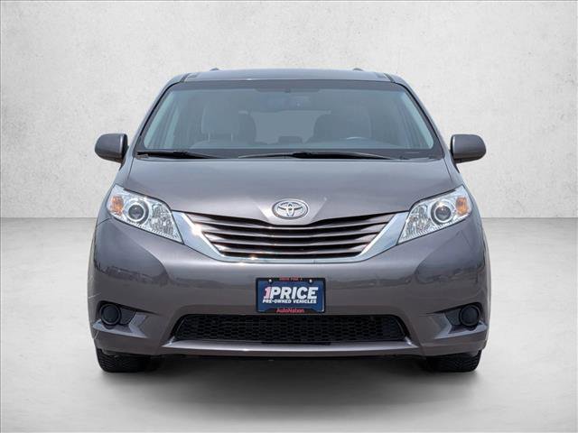 Used 2017 Toyota Sienna LE image 2