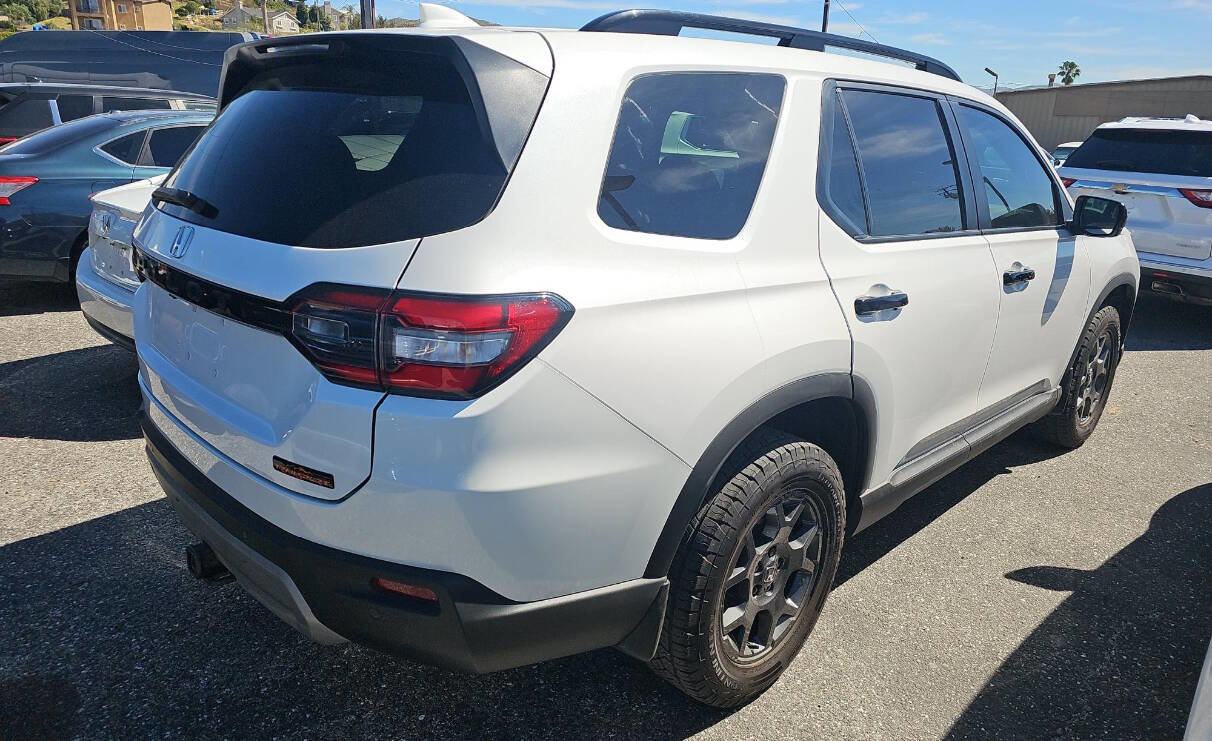 Used 2025 Honda Pilot TrailSport image 2
