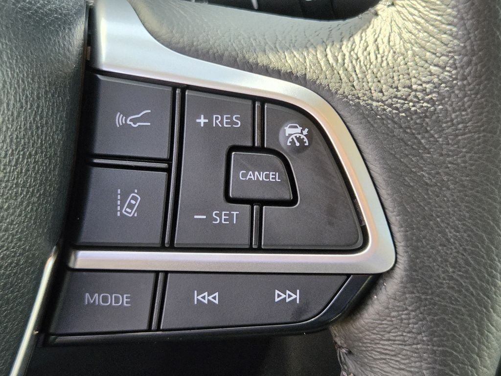 Used 2026 Toyota Sienna XLE FWD image 23