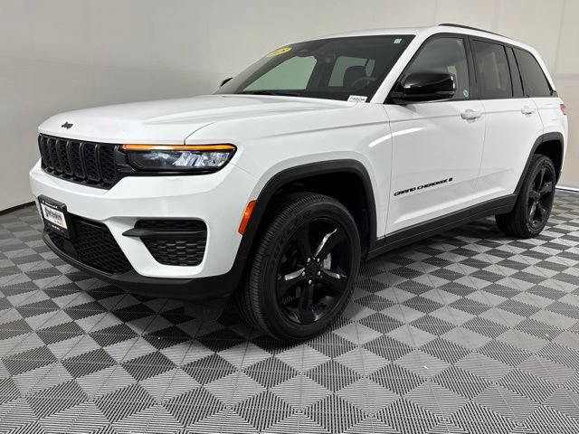 Used 2025 Jeep Grand Cherokee Altitude w/ Trailer Tow Package AWD/4WD image 2