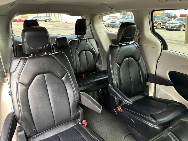 Used 2024 Chrysler Pacifica Touring-L image 14
