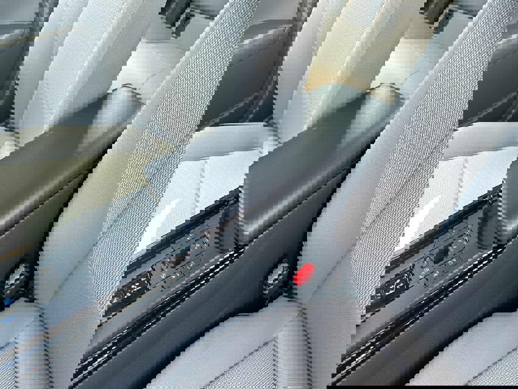 Used 2025 Toyota Prius Limited image 20