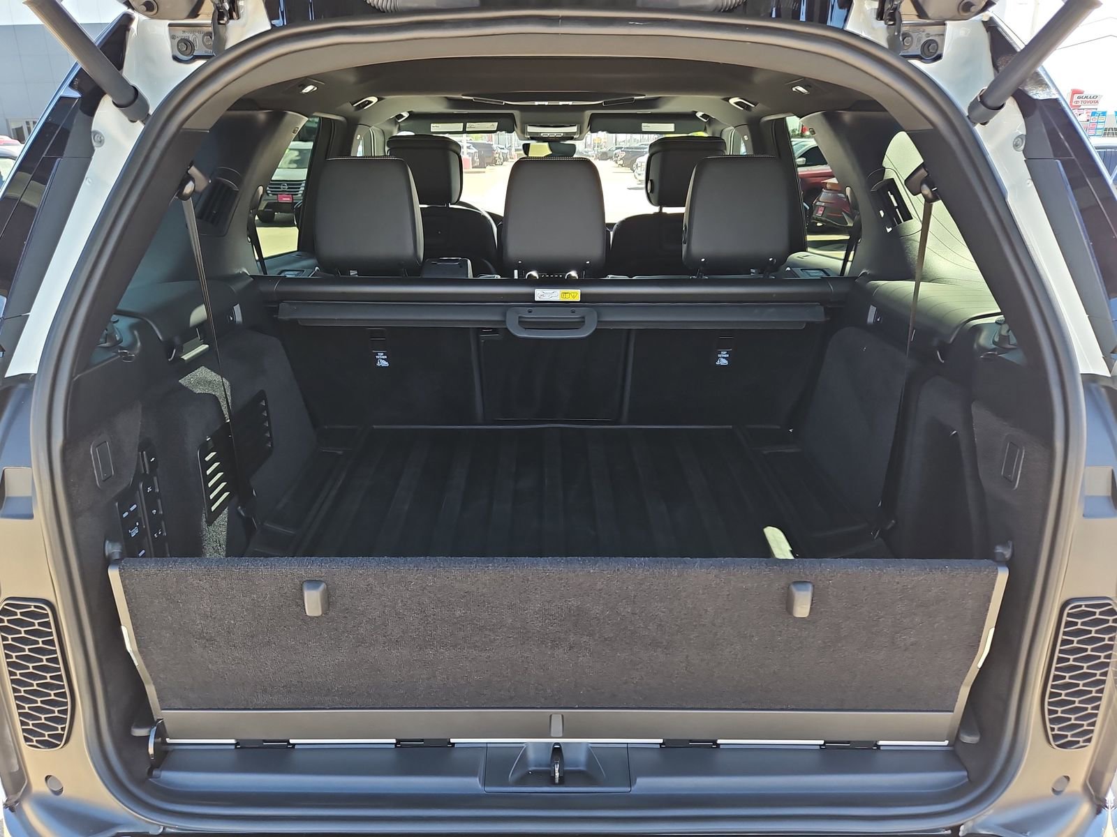 Used 2023 Land Rover Discovery Metropolitan Edition image 11