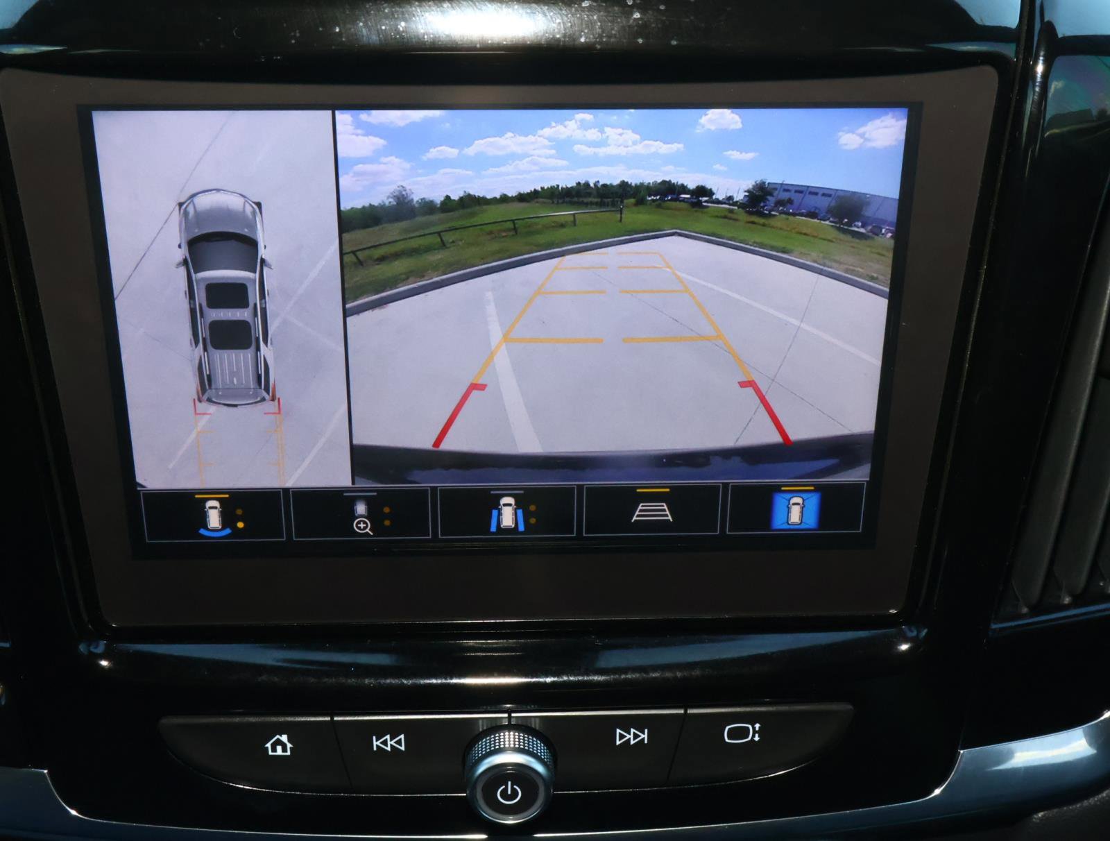 Used 2023 Chevrolet Traverse RS image 32