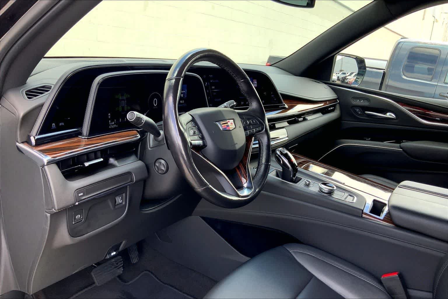 Used 2023 Cadillac Escalade ESV Luxury RWD image 2